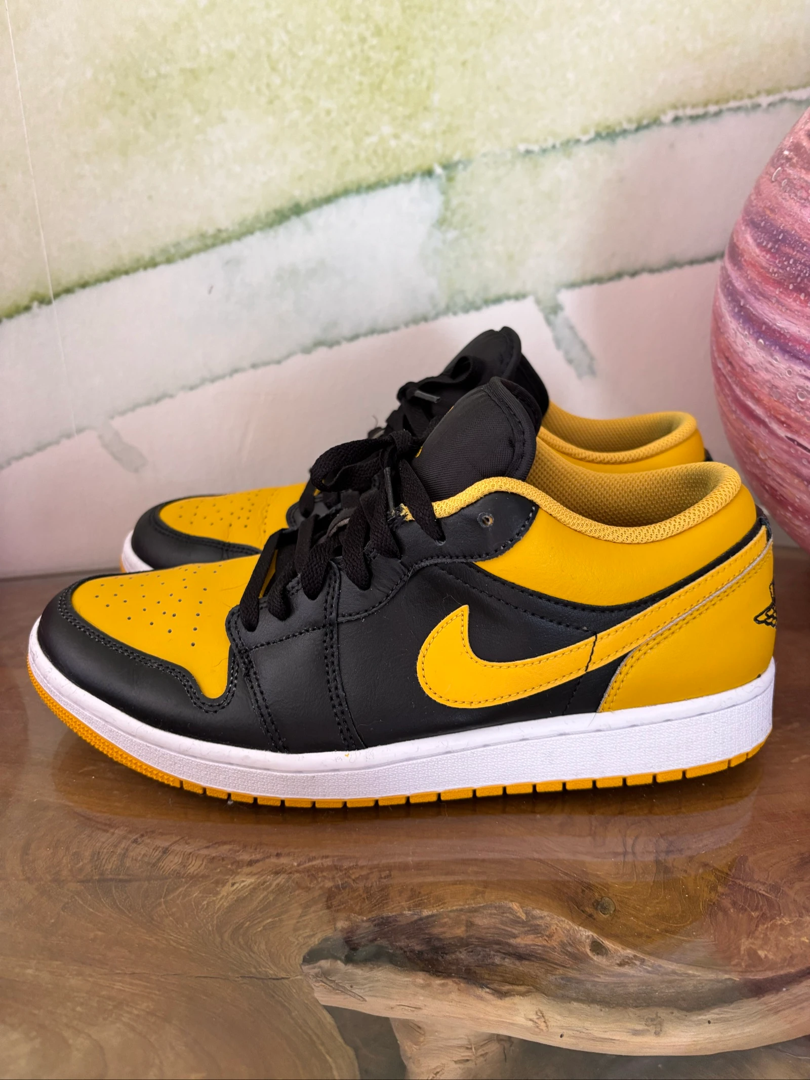 Baskets Nike Air Jordan low 1 jaune noir